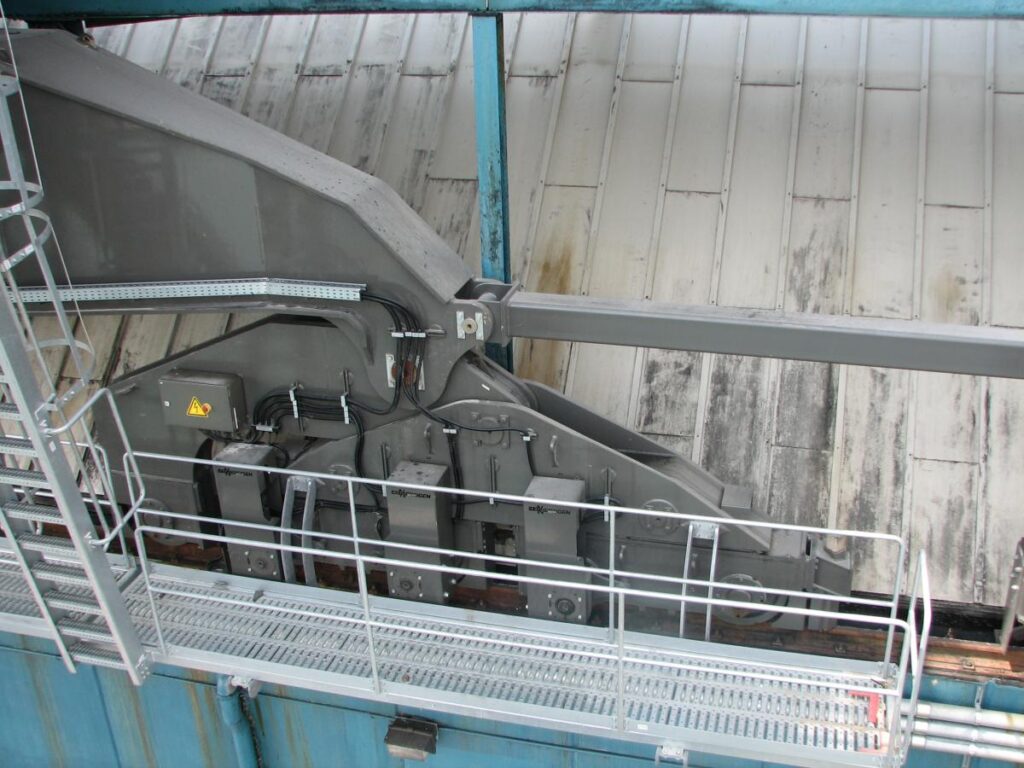 Four gantry races were designed to run on five wheels, three motorized, to distribute the weight of the 880 EQ within the load limits of Redpath’s existing dock.