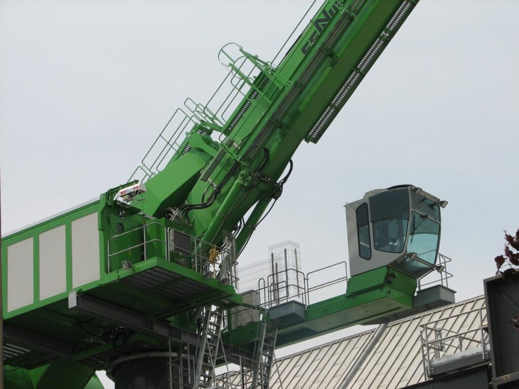 The cantilevered mount of SENNEBOGEN’s Harbor Cab provides operators with a direct view into the hold of sugar-laden ships.