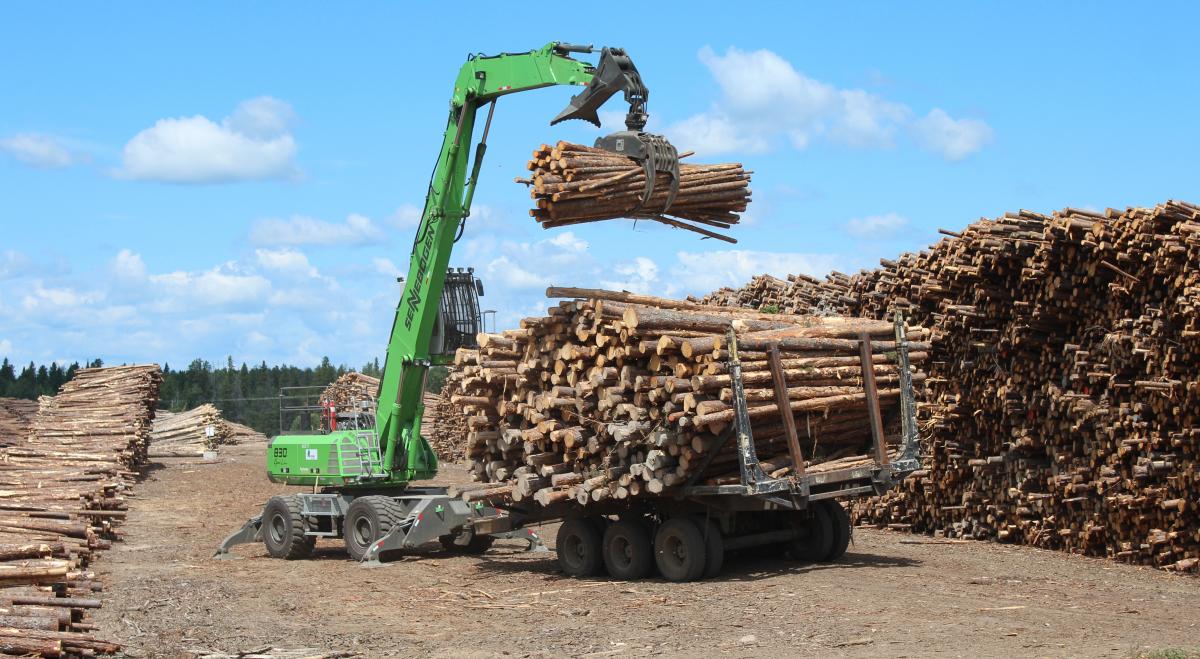 The dual transfer case on SENNEBOGEN 830 M-T log-handlers provides a rugged drivetrain and superior traction for pulling heavy trailers through severe conditions.