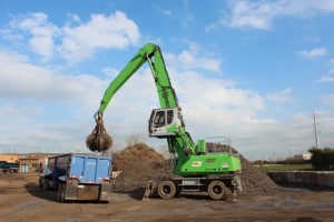 The SENNEBOGEN 835 E-Series shows its strengths in demanding continuous use at the scrap yard. It moves large quantities of scrap powerfully with the orange peel grab and remains economical even under the highest loads.