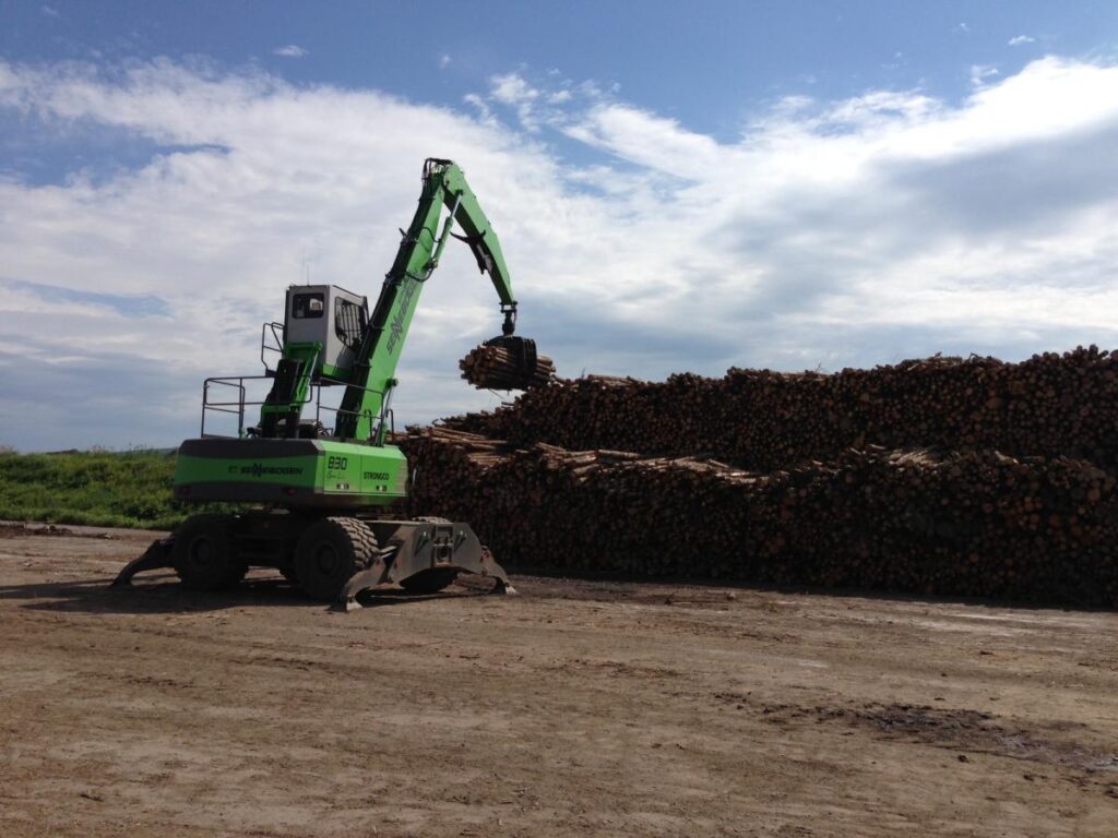 As a purpose-built log handling machine, the 830 M T has the lifting capacity, the reach and the speed to load and stack efficiently.