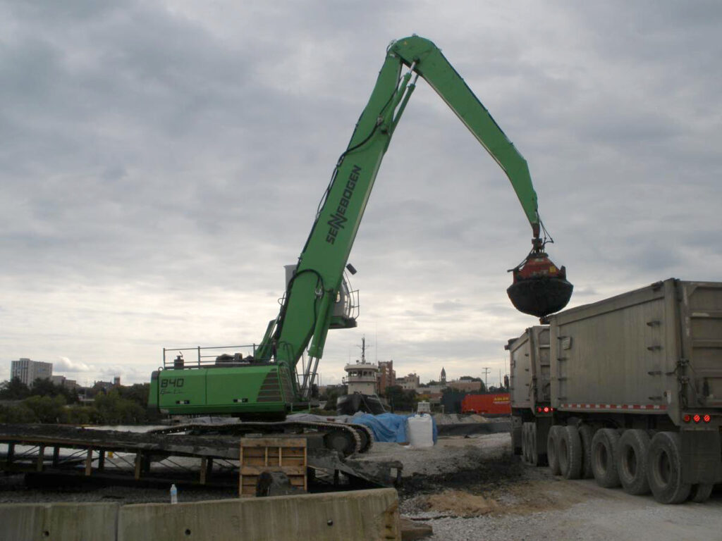 The hydraulics on the SENNEBOGEN 840 are so responsive and smooth that none of the dredged material touches the ground.