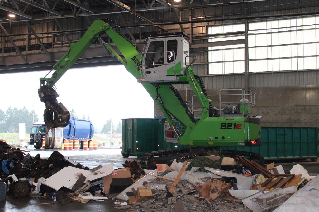 821 R-HD equipped with rubber pads and a grapple works at the LEEDS certified Tacoma Recovery & Transfer Center.
