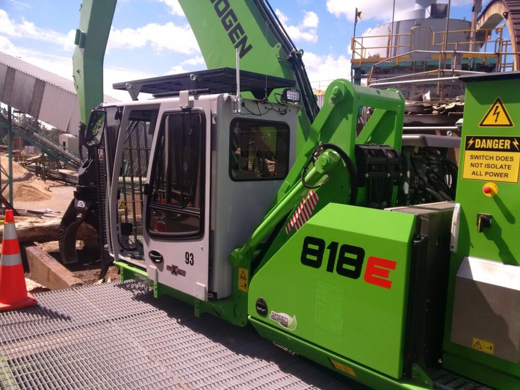 The pedestal mounted 818 with its hydraulically controlled cab is the nerve center of the operation.