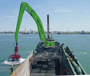 SENNEBOGEN_880_ Ship_mounted