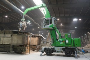 SENNEBOGEN’s new 821 Mobile Electric material handler combines an energy-saving electric drive with extreme flexibility and mobility. A diesel Powerpack in the rear ballast supplies power to the electric motor when the 821 is disengaged from its electrical cable to travel independently. 