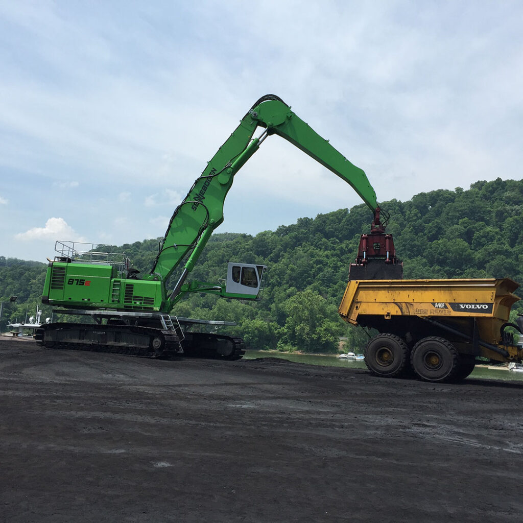 The SENNEBOGEN 875 R-HD at the Donora Dock barge facility features a “Green Hybrid” energy recovery system that reduces diesel costs by as much as 30%.