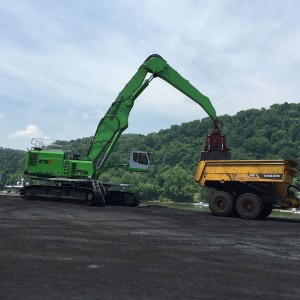 The SENNEBOGEN 875 R-HD at the Donora Dock barge facility features a “Green Hybrid” energy recovery system that reduces diesel costs by as much as 30%. 