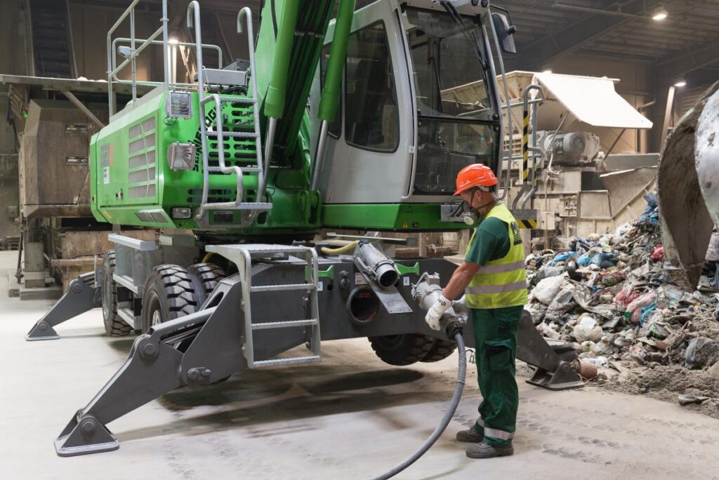 An operator plugs into the 821 M E-Series unit when it operates on electrical power
