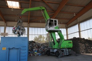 SENNEBOGEN distributor Schlüter Baumaschinen GmbH delivered these two new 818 material handlers to Entsorgungswirtschaft Soest GmbH, where the green machines are being used to sort and load incoming waste.