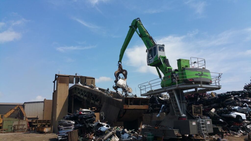 The high rise cab and the 3 meter pedestal gives the operator an 18 ½ foot perspective and can see right into the conveyor feeding the shear.