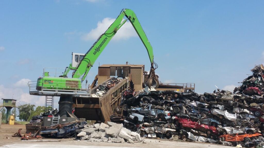 The responsiveness of the hydraulics lets the operator sort feedstock from the pile easily.