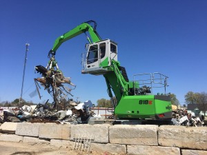 This GREEN EFFICIENCY 818 M E-Series is matched to a SENNEBOGEN grapple to maximize its productivity.