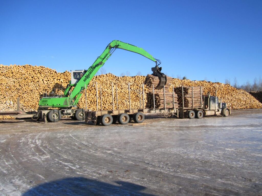 The reach on the SENNEBOGEN 830 M-T allows the operator to set up and unload the truck without moving.