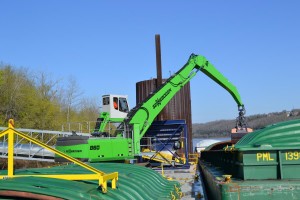 Hydraulic cab height provides the operator with a clear view into the barge and the hopper. 