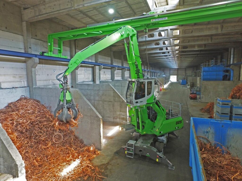 The overhead power supply allows the 825 M the flexibility to roam and sort orders efficiently.