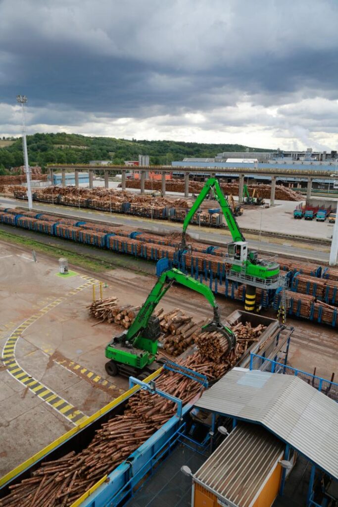 Working closely to achieve continuous loading for the chipping line: Two stationary SENNEBOGEN 835 electric material handlers and a mobile 735 “pick & carry” machine at Mondi in Štětí, CZ.