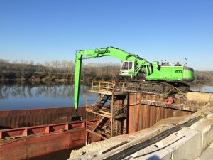 The position of the hydraulic cab allows the operator to clearly see the bottom of the barge.