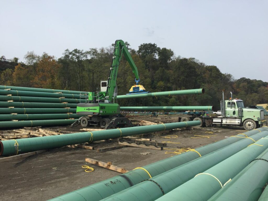 Moving joints up to 60 ft. (18.3 m) long and weighing up to 9,000 lb. (4,082 kg), the 825 M loads trucks at a rate as fast as 1 minute per cycle.