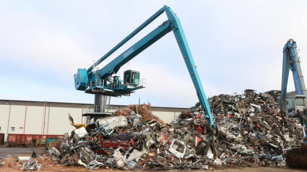 ncorporating the principle that the longer the lever is on one side, the greater the opposite counterweight must be, the SENNEBOGEN 8130 EQ material handler is able to retain perfect balance.