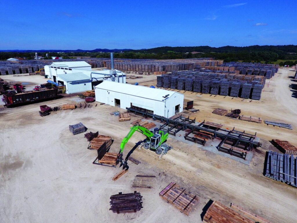 At Stella-Jones’ rail tie facility in Bangor, WI, SENNEBOGEN 818 material handlers help ensure that the 140-acre site runs smoothly and efficiently. “They are moving all of the time,” said Division Manager Liz Russell. “Our operators are either loading or unloading ties for the entire 18 hours a day.”