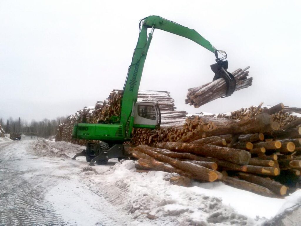 The comfort, even in the cold weather, of the hydraulically raised cab gives the operator a perfect and unobstructed view of the pile.