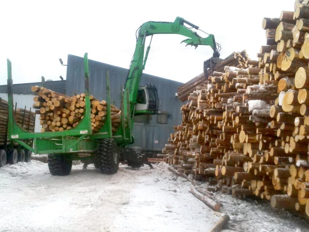 Loading the wagon for a 700 yd. trip and taking it to the infeed deck goes on 20 hours a day.