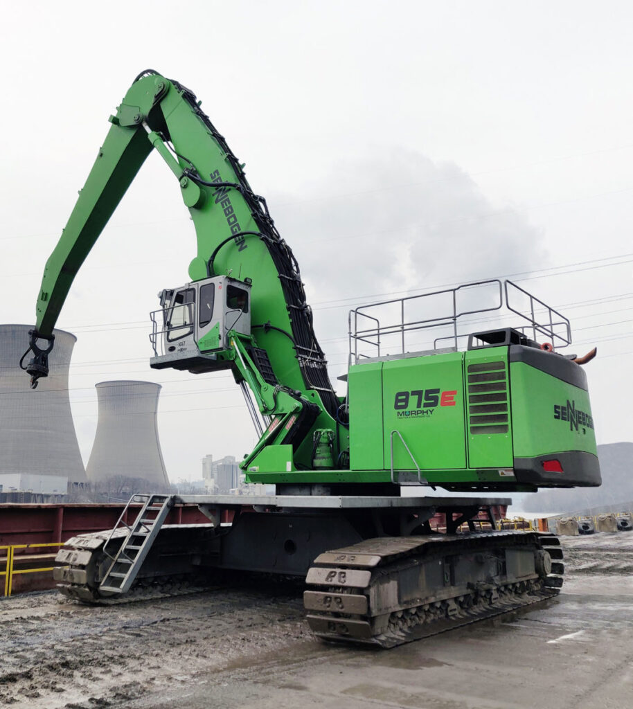 With the elevated cab, the operator clearly sees right into the barge.
