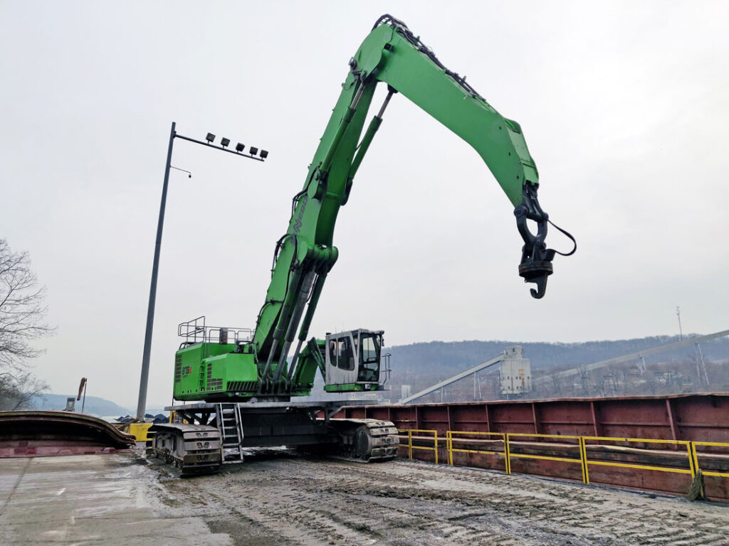 The middle cylinder on the Watco’s 875 is the energy recapture cylinder. Fuel savings has made them a hybrid believer.