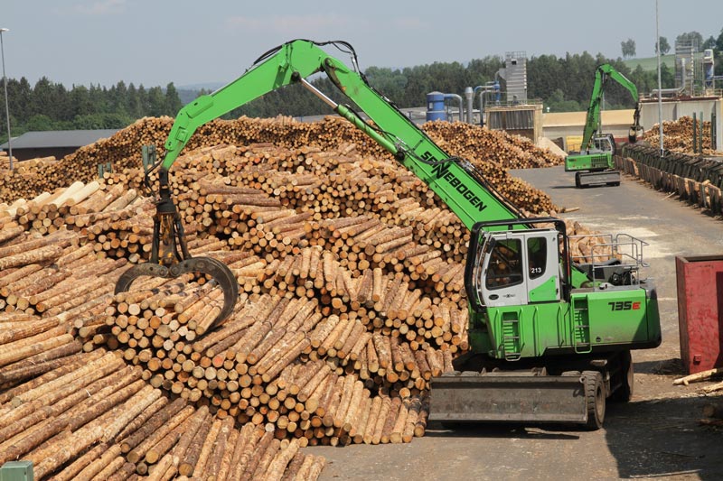 A fleet of SENNEBOGEN 735 Pick & Carry material handlers work along the three sorting lines in Europe’s largest sawmill.