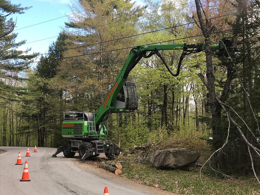 Working close to power lines is not an issue for Rob. The reach and adaptability of his 718 allows him to work around power lines and control the tree limbs while being cut.