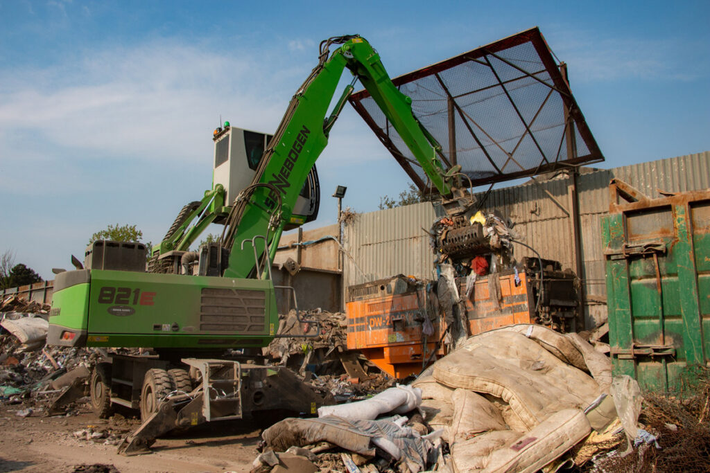 The SENNEBOGEN 821 E has a 36 ft. (11 m) reach, and from almost 18 ft. (5.5 m) in the air, the operator has an unobstructed view of his working area.