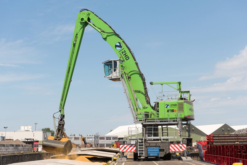The SENNEBOGEN 875 E Hybrid material handler offers increased working loads and reaches of up to 95 ft. (29 m) with the lowest energy consumption.