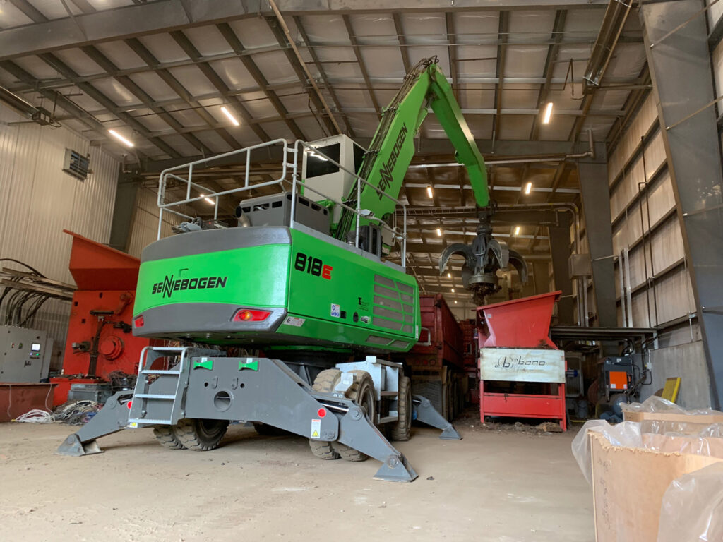 Equipping the 818 with a mag-grapple allows complete versatility to switch between serving the two lines from minute to minute.
