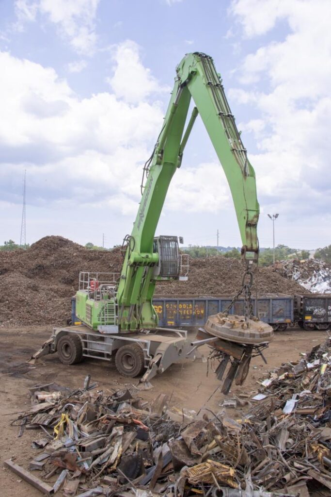 “Green Hybrid” models in the SENNEBOGEN line-up are recognizable by the large energy capture cylinder position between the boom’s two main lift cylinders.
