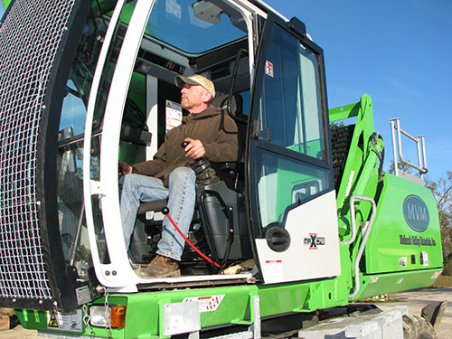 Jay Buxton, operator for Mohawk Valley Materials, appreciates the comfort and control provided by the SENNEBOGEN 718 E.