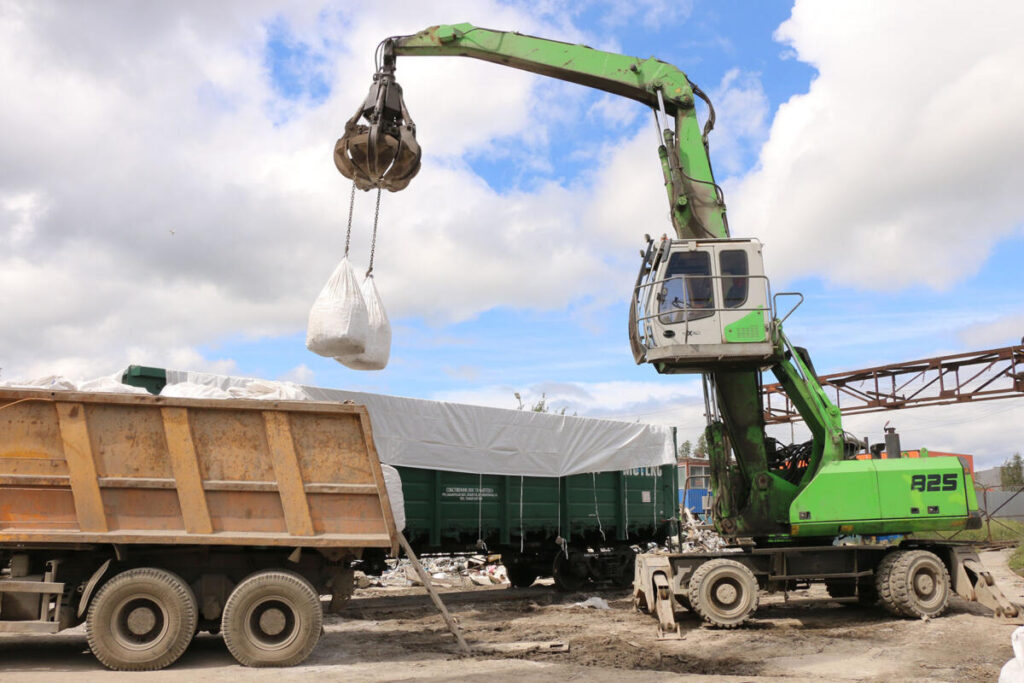 825 D-Series loads an outbound truck.