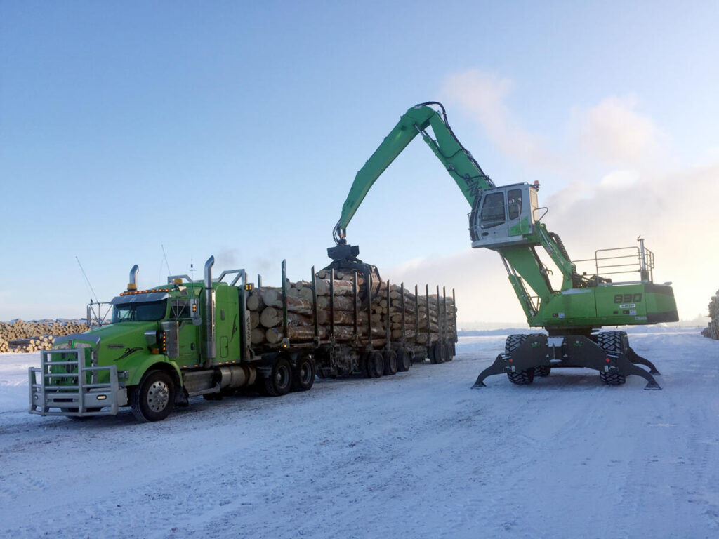 Maintaining productivity is the key to the success of any operation. The SENNEBOGEN 830 M-T at Edgewood Forest Products allows them to do that efficiently, all summer and winter.