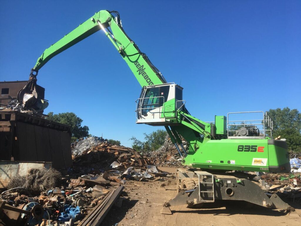 The hydraulically raised Maxcab gives the operator a perfect view of his area