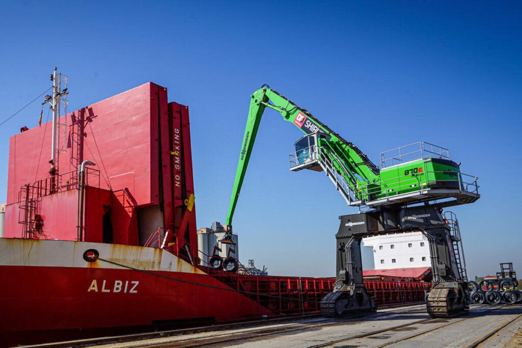 Flexible use at both docks by DD Shipping NV: This mobile crawler gantry solution allows for trucks and wheel loaders to pass underneath.