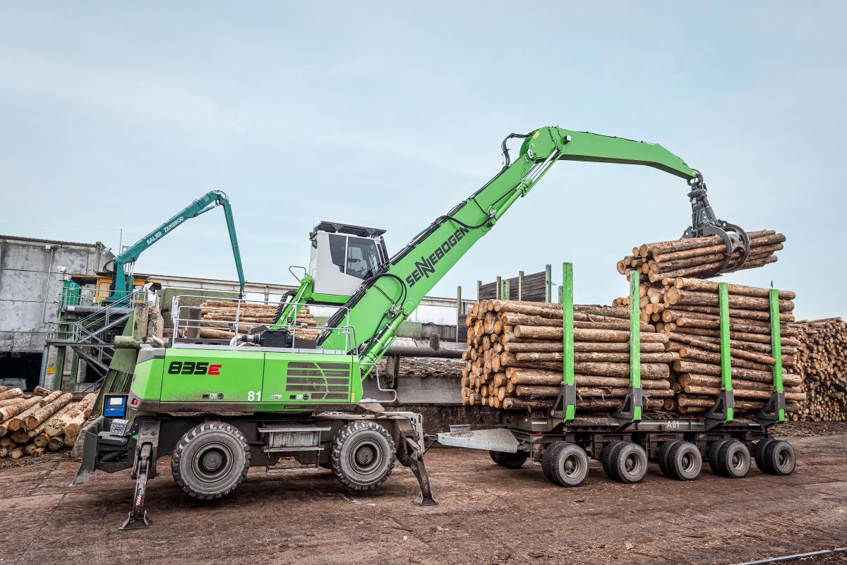 All-rounder in the sawmill: The 835 M-HDS E-Series with trailer feeds the plant, transports and loads logs.