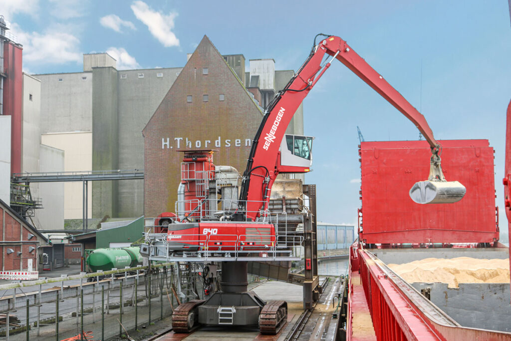 Special configuration with 20 ft. (6 m) cab elevation, wide-gauge undercarriage, Maxcab Industry cab and 62 ft. (19 m) equipment for increased working depth