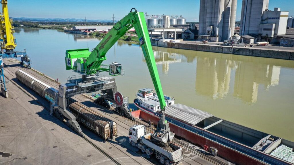 The SENNEBOGEN 895 E Hybrid impresses with an operating weight of around 420 t and a reach of over 130 ft. (40 m).