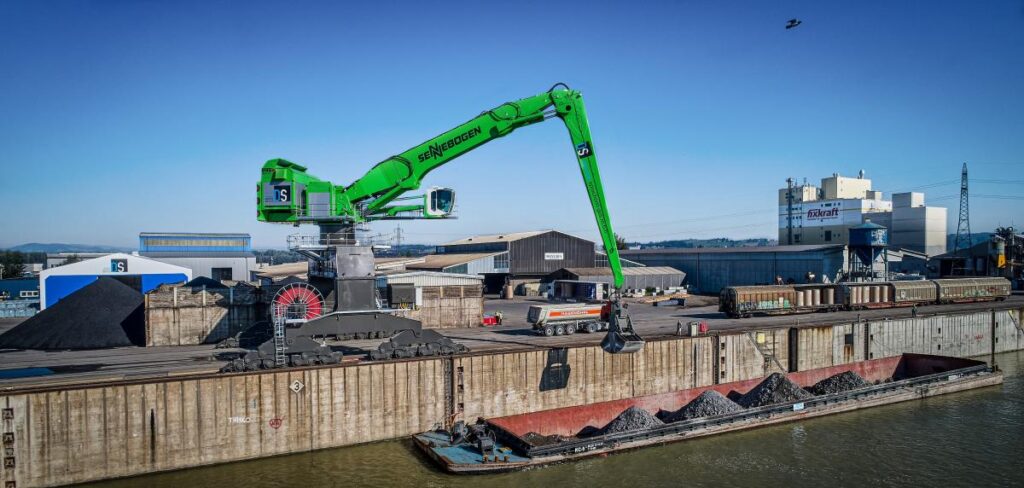 Ideally suited to handling bulk cargo up to 130 ft. (40 m) away to containers over 90 ft. (28 m) away and close-range coil handling up to weighing in at over 110,000 lbs. (49,900 kg).