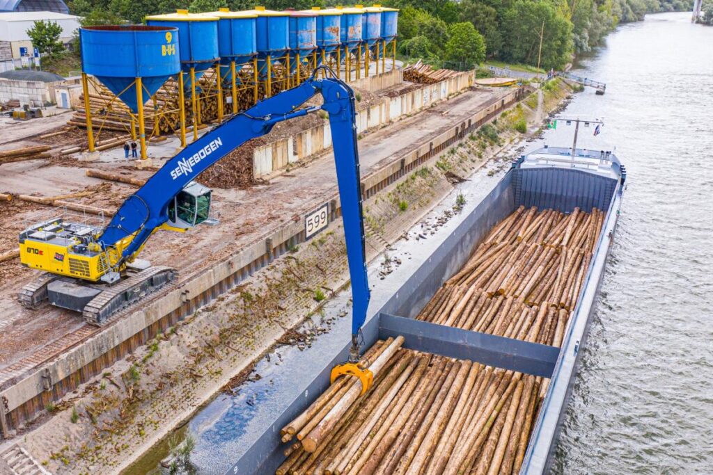 The SENNEBOGEN 870 Hybrid with 80 ft (25 m) equipment for loading ships even at low tide. The stability is provided by the balanced and wide crawler undercarriage.