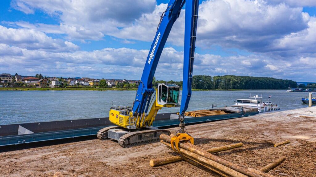 SENNEBOGEN’s spacious Mastercab, allows the operator to enjoy perfect all-round visibility for precise loading of various bulk materials, general cargo or timber.