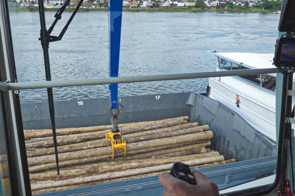 SENNEBOGEN’s responsive joystick allows for precision control and nimble placing of materials.