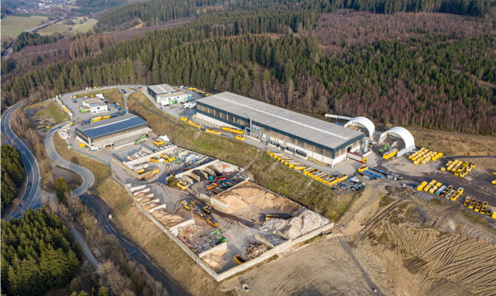 On 30 acres, Hufnagel Service takes care of the environmentally friendly processing of recyclable materials with several SENNEBOGEN material handlers.