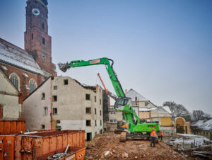 SENNEBOGEN 830 R-HDD: The 45-ton machine with a 15 ft. (4.5 m) wide, telescopic undercarriage proves its stability during demolition in Straubing's city center