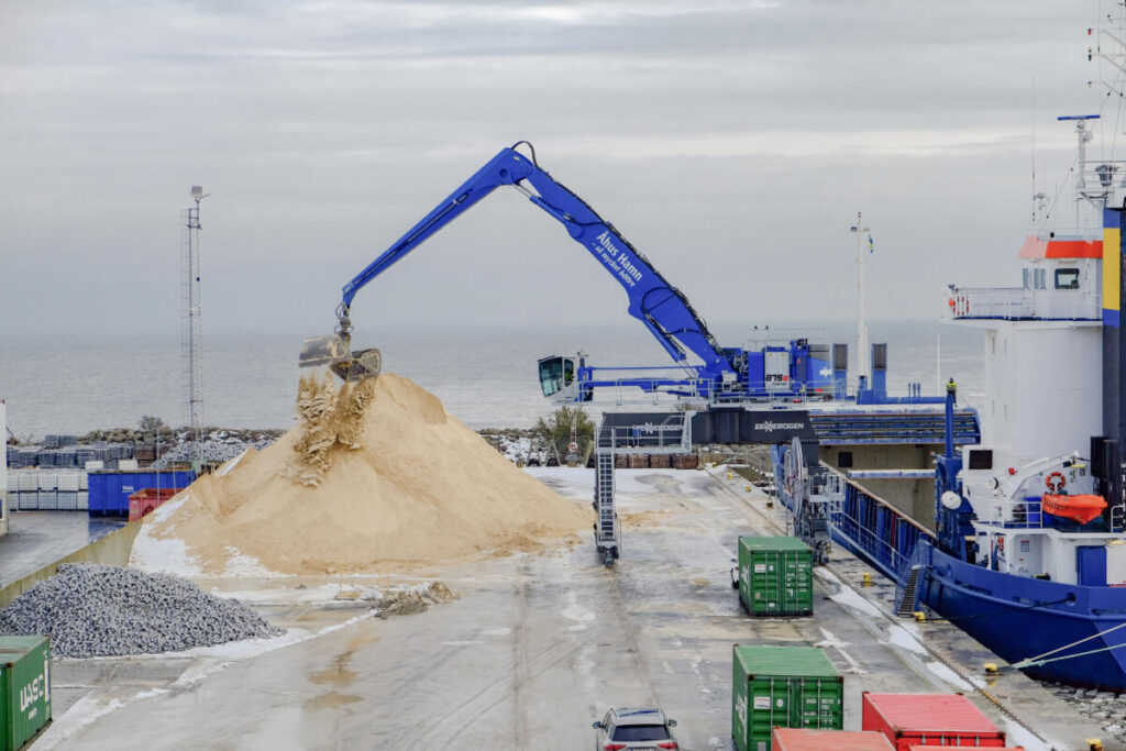 80 ft. (24 m) long boom and stick combination made of extra light, high-strength steel: combining the “Port” version of the stick and the compact boom allows for even more load capacity to be achieved at the end of the stick